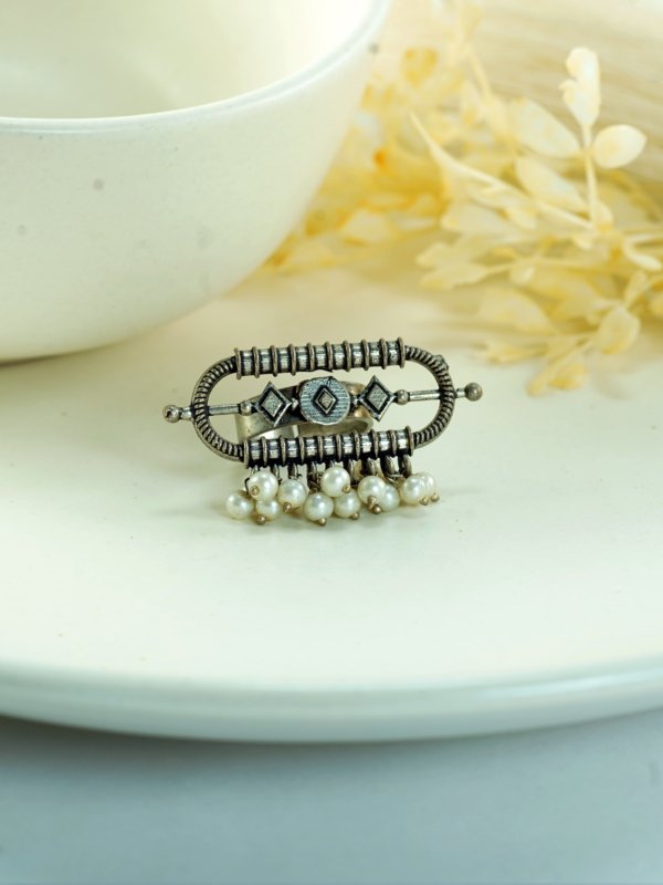 SILVER LOOK ALIKE ADJUSTABLE FINGER RING WITH PEARLS