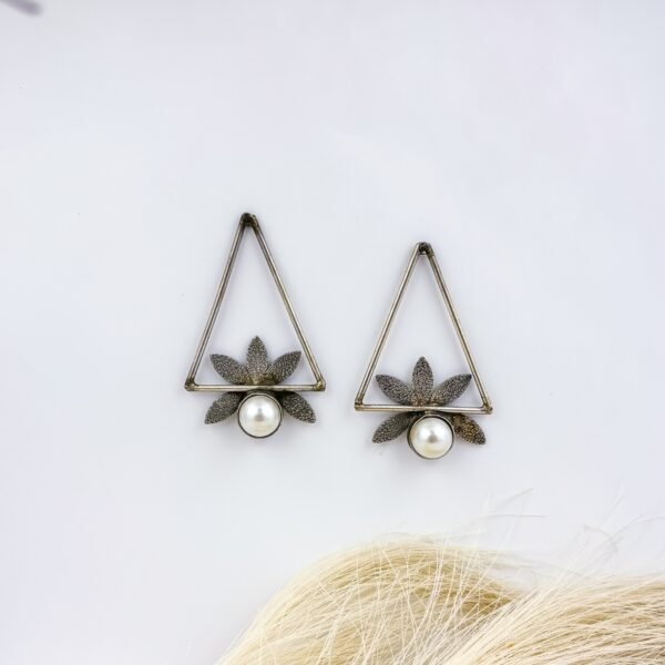 Traingle studs with Pearl